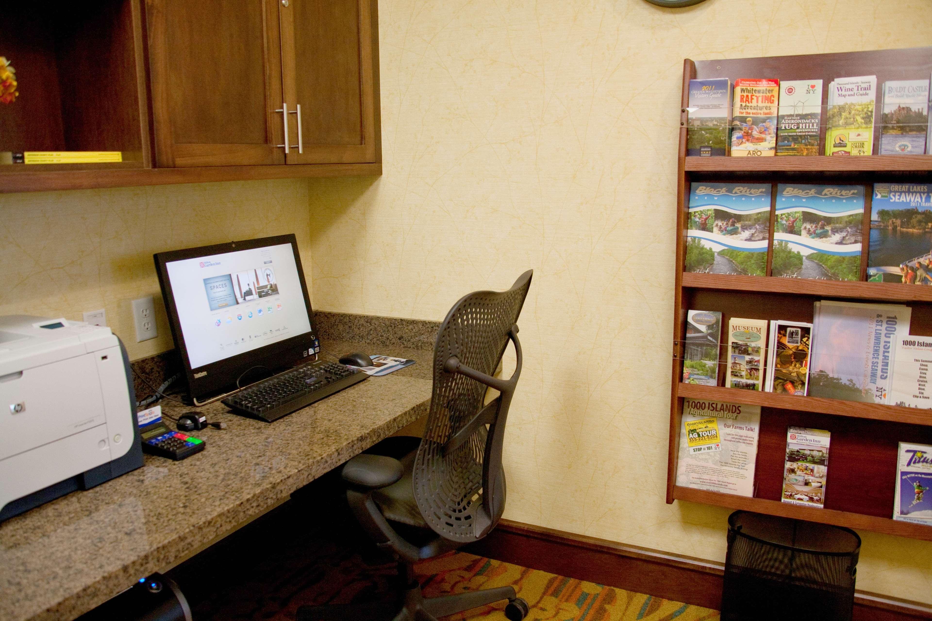 Hilton Garden Inn Watertown Ngoại thất bức ảnh
