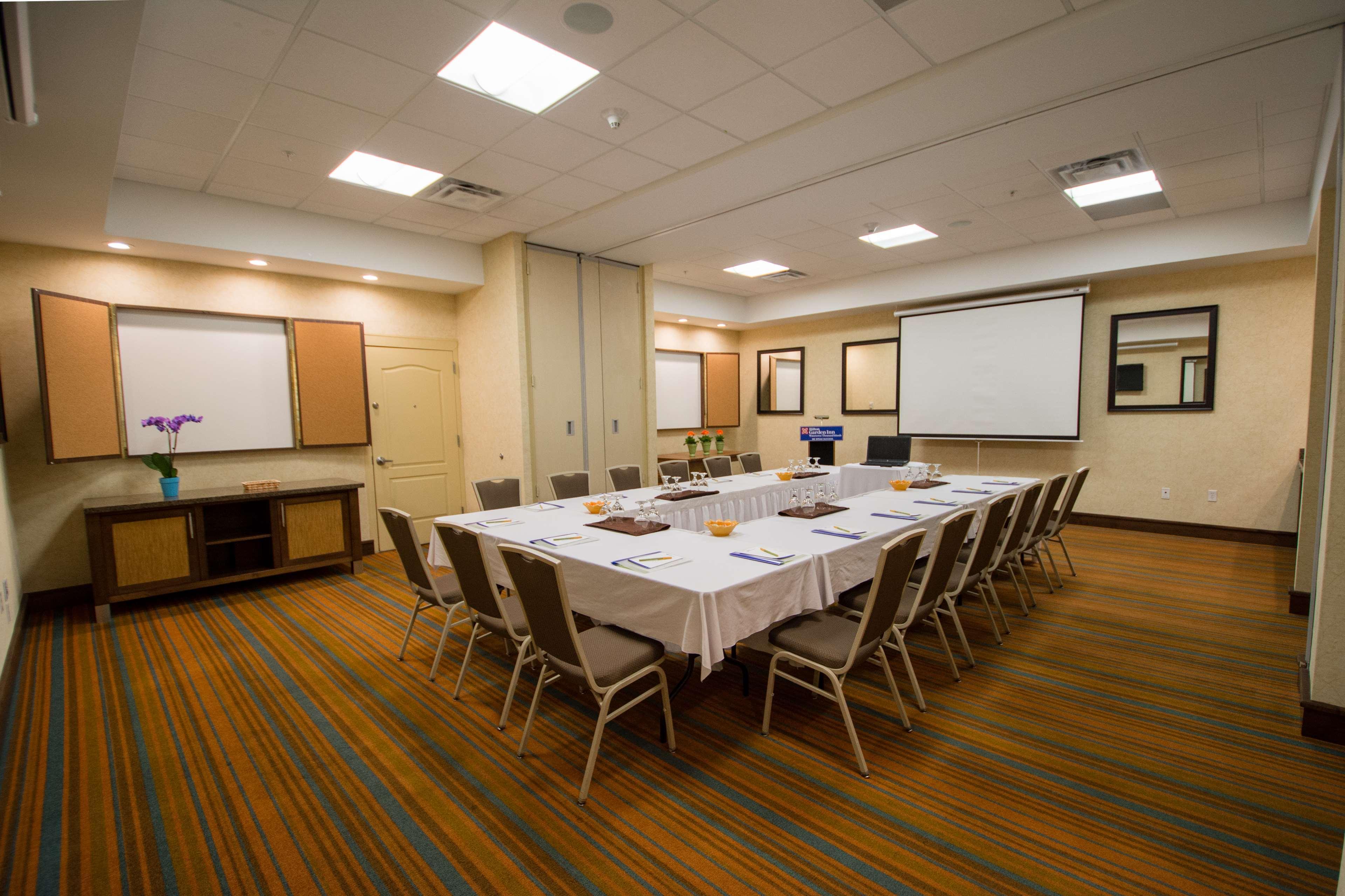Hilton Garden Inn Watertown Ngoại thất bức ảnh