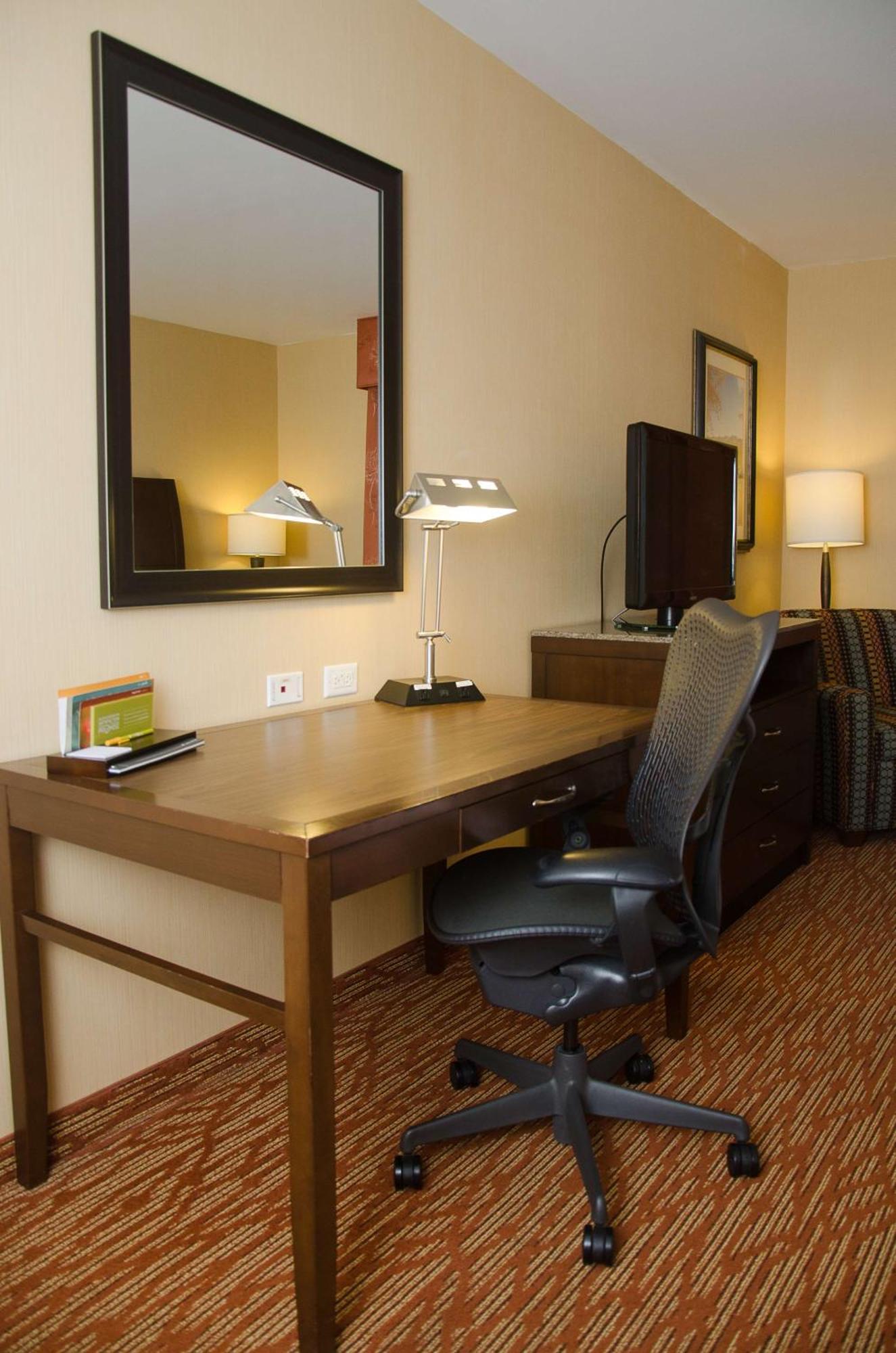 Hilton Garden Inn Watertown Ngoại thất bức ảnh